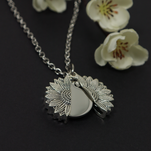 COLLAR RELICARIO GIRASOL PERSONALIZADO A LÁSER