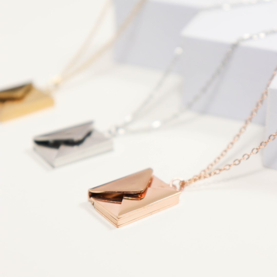 COLLAR CARTA CON SOBRE PERSONALIZADO LÁSER