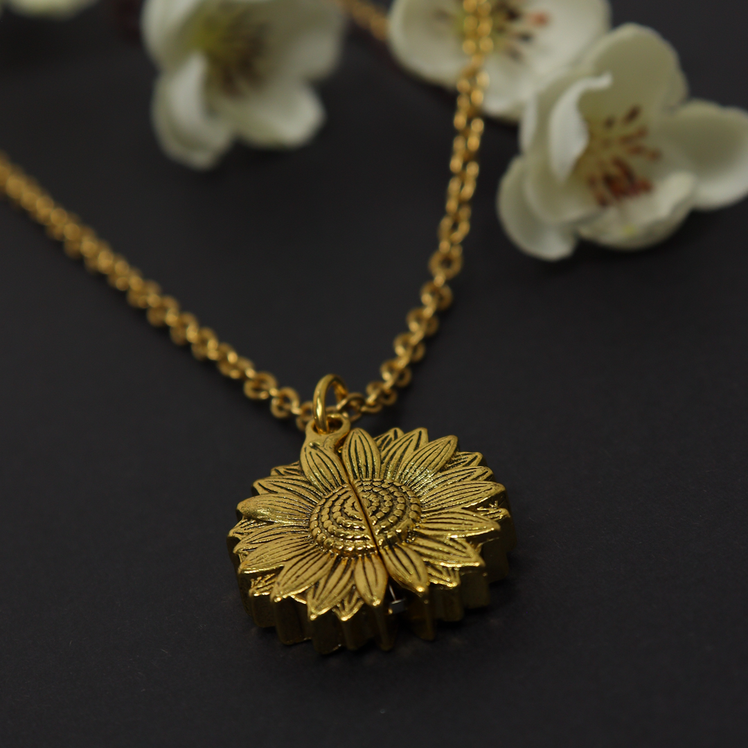 COLLAR RELICARIO GIRASOL PERSONALIZADO A LÁSER