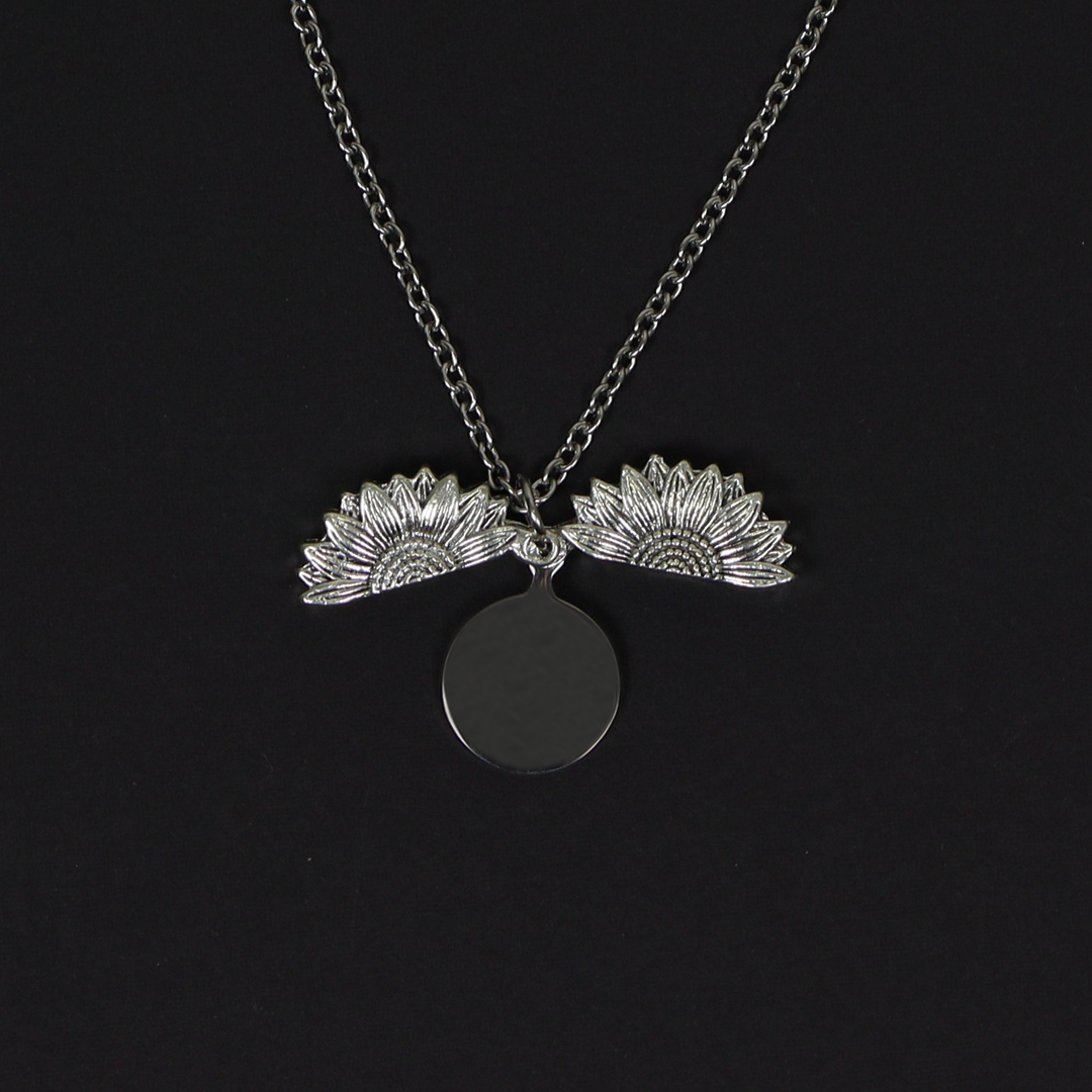 COLLAR RELICARIO GIRASOL PERSONALIZADO A LÁSER