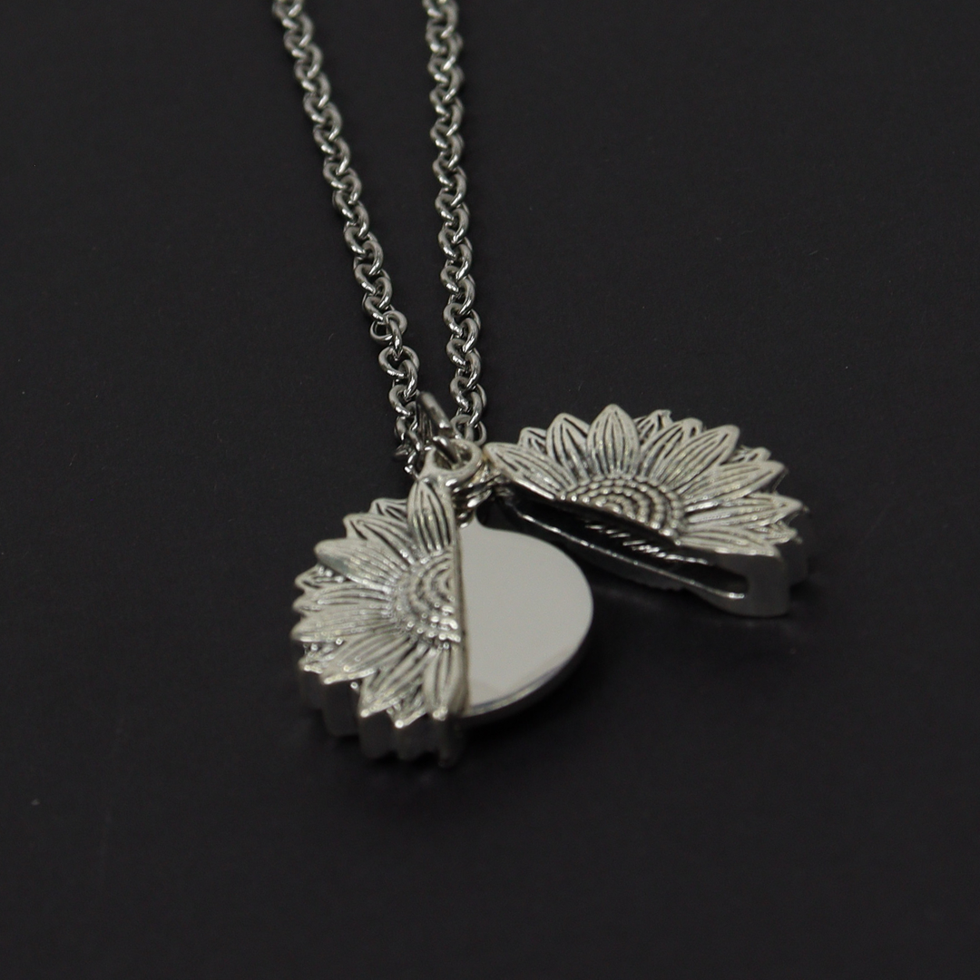 COLLAR RELICARIO GIRASOL PERSONALIZADO A LÁSER