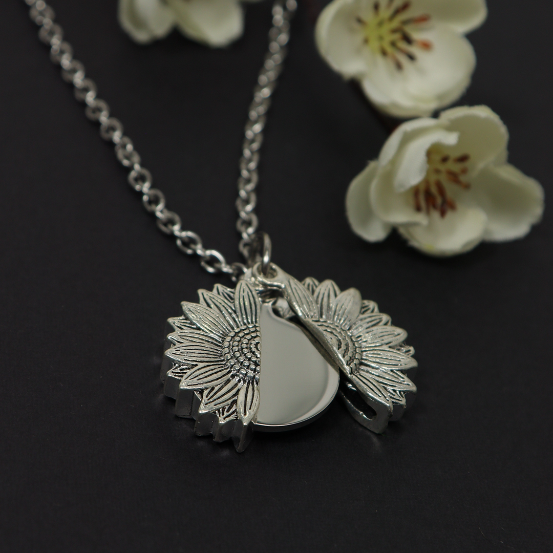 COLLAR RELICARIO GIRASOL PERSONALIZADO A LÁSER