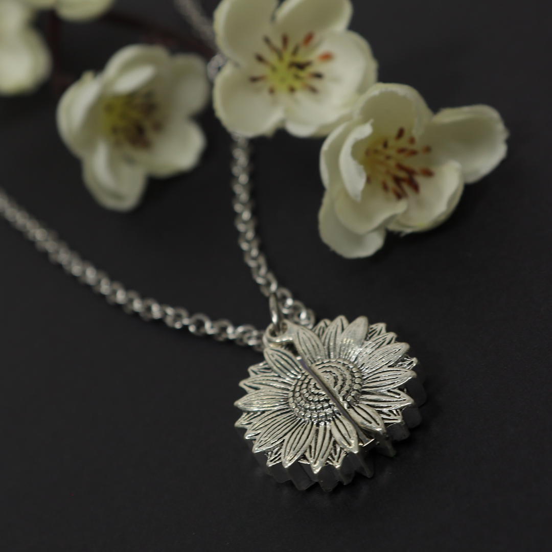 COLLAR RELICARIO GIRASOL PERSONALIZADO A LÁSER